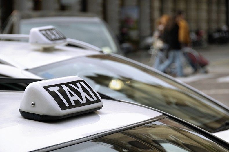 Chauffeur De Taxis : Que Savoir Sur Les Services Des Centrales De Taxis ...